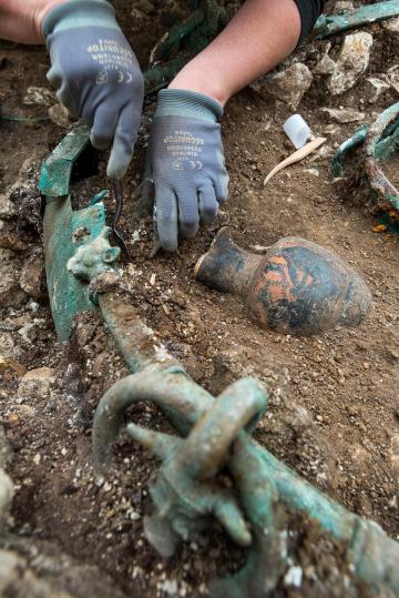 L'exploration du chaudron met au jour une exceptionnelle oenochoé grecque à décors d'or et d'argent.