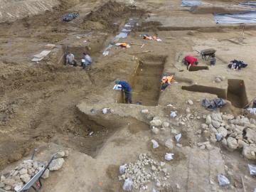 Vue de la fouille du bâtiment antique. Les sacs en plastiques contiennent des prélèvement de phosphate afin de détecter la présence éventuelle de bétail.