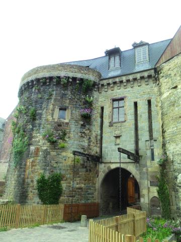 Châtelet d'entrée avant les travaux de mise en valeur.