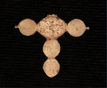 Croix plate composée d'éléments circulaires (sol 127)
