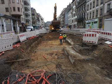 Décapage de la plateforme de circulation du tramway.