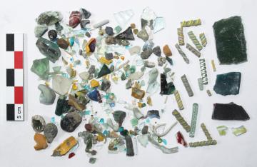 Lot d’artefacts issu du tamisage d’une unité stratigraphique de l’atelier de verrier du VIIIe siècle.