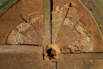Vue aérienne du tumulus en cours de fouille ; au centre, la tombe princière apparaît à nouveau, 66 ans après sa fouille.