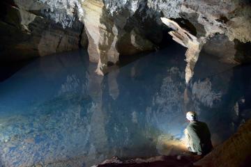 Le lac de Sterkfontein. Sous le niveau de la nappe phréatique, la grotte continue à se creuser, lentement. De futurs piège à fossiles sont en formation...