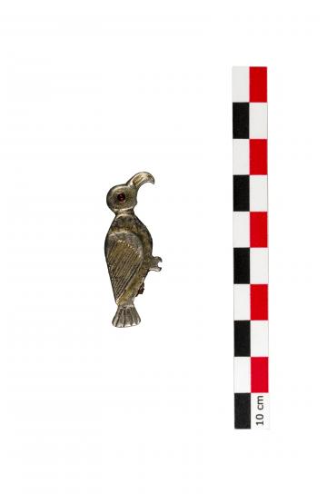 Fibule en forme d’oiseau à bec crochu en argent doré et grenat,  découverte dans la nécropole du vicus de Boutae, qui a précédé la ville d'Annecy (Haute-Savoie).