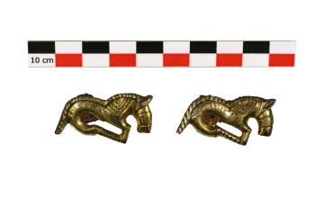 Fibule en forme de chevaux au galop, Fibule en forme d’oiseau à bec crochu en argent doré et grenat,  découverte dans la nécropole du vicus de Boutae, qui a précédé la ville d'Annecy (Haute-Savoie).