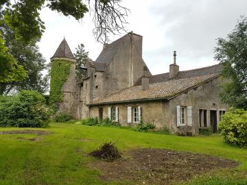 Façade sur cour de l'aile nord du château de Marigny à Fleurville faisant face au corps de ferme. 