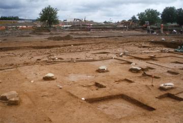 Agencement de blocs en arc de cercle qui suggère une structure d’habitat résiduelle