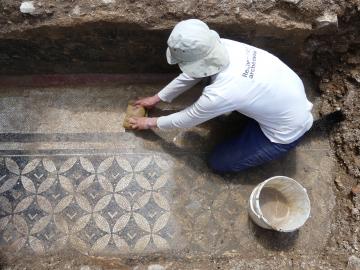 Mosaïque en cours de nettoyage. 