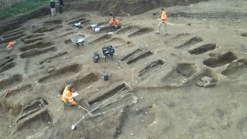 Vue aérienne du cimetière en cours de fouille.