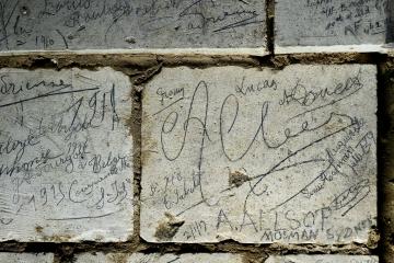 Regroupement de noms de soldats australiens de la Grande Guerre retrouvées dans la grotte souterraine de Naours (Somme), 2016.  On note en bas à droite du cliché l’inscription laissée par Allan Allsop le 2 janvier 1917. C’est grâce au journal de marche de