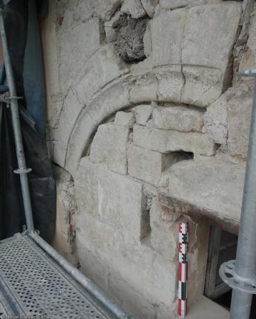 Grande baie ouverte dans le pignon oriental d'une maison médiévale faisant l'objet d'une étude&nbsp; de bâti à Lodève (Hérault), en 2023.