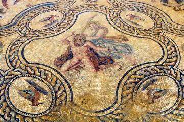 Scène du châtiment de Penthée et d'Agavé dans un médaillon quadrilobé au centre de la mosaïque de Penthée (IIe s. de notre ère). Fouille de l’avenue Jean-Jaurès, Nîmes (Gard), 2006-2007. 