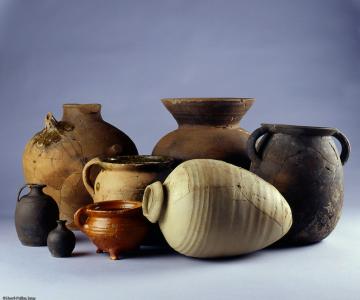 Les vases retrouvés dans le château du Guildo (Côtes-d'Armor) illustrent l'implication des Bretons dans le commerce international durant les XVe et XVIe siècles.  La jarre au premier plan contenait de l'huile espagnole, la marmite vernissée rouge est flam