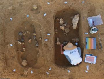 Vue zénithale de deux sépultures de la nécropole de la "Haute-Cour" à Esvres (Indre-et-Loire), 2013.Les objets déposés dans la sépulture de droite sont en cours de prélèvement.