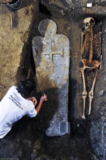 Dégagement d'un sarcophage en plomb dans le chœur de l'église du couvent des Jacobins, Rennes (Ille-et-Vilaine), 2013.  Environ 800 sépultures y ont été mises au jour par les archéologues, dont cinq cercueils de plomb. L’un d’eux contenait une dépouille d