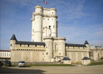 Vue du donjon, de son enceinte et du châtelet