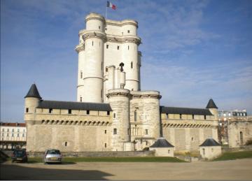 Vue du donjon, de son enceinte et du châtelet