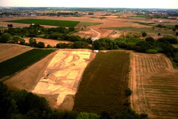Vue aérienne des deux zones de décapage. De part et d'autres de canaux de dérivation du Bérange, les deux zones de fouille s'inscrivent dans le futur tracé de la ligne LGV.  Pascale et Bérange, Mudaison et Saint-Brès (Hérault), 2013.  © Drone Concept, Inrap