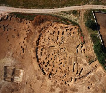 Vue générale de l'enclos délimitant le monument funéraire exceptionnel du Néolithique. À noter que l'ensemble des fosses  circulaires visibles sur l'image sont des silos médiévaux.  Saint-Pastour Nord, Vergèze (Gard), 2013. © Drone concept, Inrap