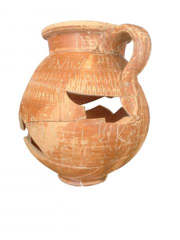 Gobelet à anse en céramique avec graffiti (14 cm de hauteur), 175-225. Gobelet de type Desbats 66 sigillée claire B rhodanienne, comportant plusieurs séries de graffiti, (en cours d’étude). Castelle GR, Lattes (Hérault), 2014.  © Marcelle Boyer, Inrap.