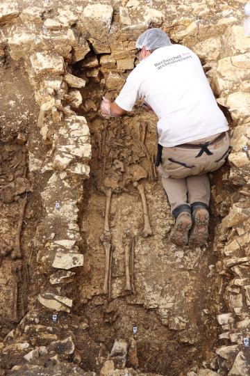 Campagne de fouille 2018 dans le présumé cimetière juif de Châteauroux. Nettoyage du crâne de l’individu S17 par l’anthropologue Inrap J. Livet Nettoyage du crâne d'un l’individu par un anthropologue, dans le cimetière juif médiéval de Châteauroux, fouille de Philippe Blanchard, Inrap.