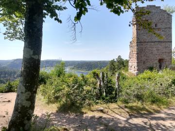 Vue des ruines du château de Pierre-Percée, la tour ouest