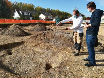 Vestiges de « fond de cabane » de l'époque carolingienne, avec les empreintes des poteaux en axe central qui soutenaient la toiture.