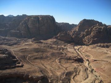 Vue générale de la cuvette de Pétra avec le temple du Qasr al-Bint en arrière-plan.