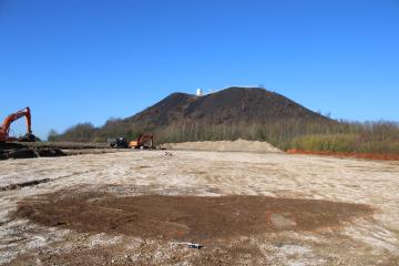 Au premier plan, une fosse d’extraction de calcaire. 