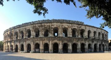 Les arènes depuis le parvis sud