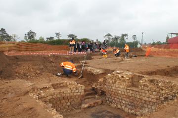 La cave gallo-romaine du site de St Clément en cours de fouille Panoplie agricole, Sens