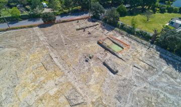 Vue générale d’une partie de la fouille archéologique préventive actuellement en cours à La Baule-Escoublac. Le secteur identifié livre notamment les vestiges d’activités artisanales gauloises, dont un four un sel en très bon état de conservation. 