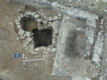 Superposition des vestiges antiques (puits et puisard) et médiévaux à modernes (cheminée et murs)