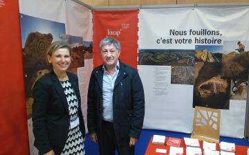 Le maire de Vitry-sur-Seine sur le stand de l'Inrap, Congrès des EPL 2016