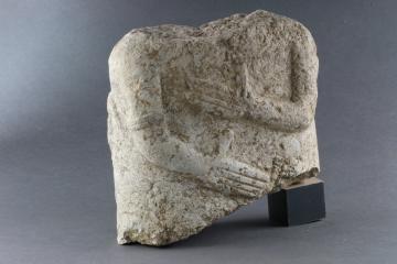 Vues de détail d’un fragment de statue de style celtique, représentant un torse humain. Au dos sont sculptés deux animaux en plein combat. Cette association de représentations anthropomorphe et zoomorphe est extrêmement rare.