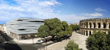 Le musée de la Romanité face aux arènes de Nimes