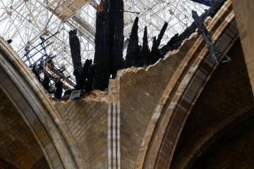 Détail de la voûte de la croisée du transept effondrée avec morceaux de charpente de la flèche carbonisés et en équilibre, le 26 avril 2019