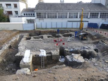 Prélèvement de carottes sédimentaires dans les latrines du logis de Bellebranche occupé jusqu’à la fin du 19e siècle. 