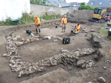 Au sud de la fouille, radier profondément fondé et constitué de blocs de granite disposés pêle-mêle.