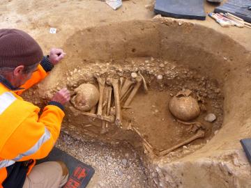 La tombe mésolithique de Casseneuil en cours de dégagement.