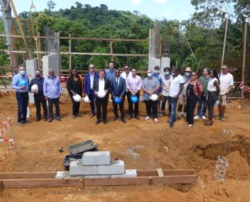 Pose de la première pierre du nouveau site opérationnel et de recherches de l’Inrap à Matoury. Au centre, Daniel Guérin, directeur général délégué de l'Inrap, entouré de Cyril Goyer, directeur culture, jeunesse et sports de l'État, des partenaires et des agents de l'inrap.