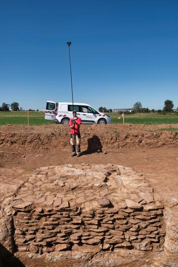 Après avoir disposé des cibles précisément localisées à l'aide d'un théodolite sur le pourtour de la pile du pont-aqueduc, un relevé est réalisé par le topographe au moyen d'un appareil photo numérique fixé sur une perche, ce qui permet de réaliser des prises de vue obliques ou verticales de grande qualité. Ce procédé permettra après traitement informatique de proposer une vision en 3D des vestiges conservés.