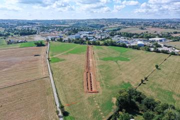 Vue aérienne depuis l'est. On distingue au 1er plan l'empreinte des piles révélées par la sécheresse. Au second plan, la fouille de 350 m linéaires a permis de retrouver la fondation de 54 piles du pont-aqueduc gallo-romain qui se développait sur une longueur de 850 m avant de franchir la vallée de l'Aveyron au moyen d'un siphon.