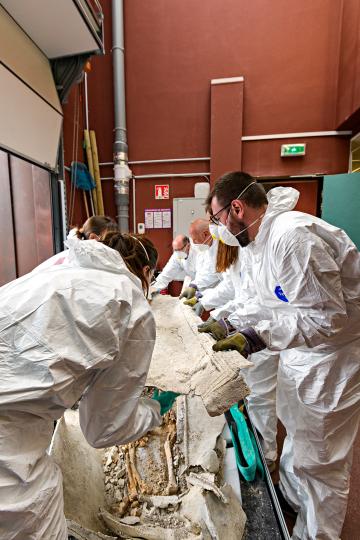 Dépose du sarcophage en plomb.