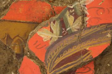 La Verrerie (Arles) - Fragment d’enduit peint figurant une guirlande de feuilles