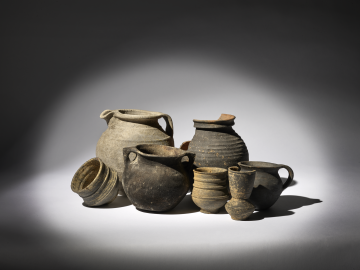Ensemble de vaisselle culinaire datant des périodes médiévales et modernes présentée dans l'exposition [Passé] à table.