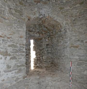 Archère à niche du niveau médian (ou 2) de la tour sud-est, vue vers le sud-est.