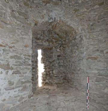 Archère à niche du niveau médian (ou 2) de la tour sud-est, vue vers le sud-est.