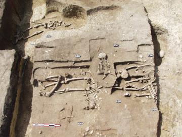 Vue d'une zone très dense d'inhumations